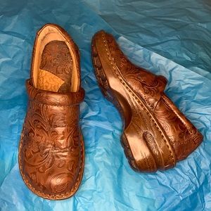 NWOT b.o.c. brand Leather Damask embossed clogs